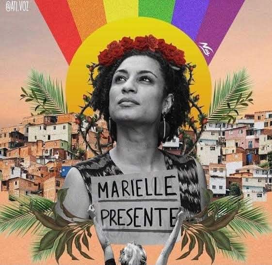 Hoy Marielle Franco cumpliría 46 años.

La silenciaron con balas,
pero su lucha sigue viva en cada marcha,
en cada grito por justicia,
en cada cuerpo que resiste.

Marielle está presente.
Favelada, negra, lesbiana, feminista, mujer del pueblo.
Nos enseñó que ocupar los espacios