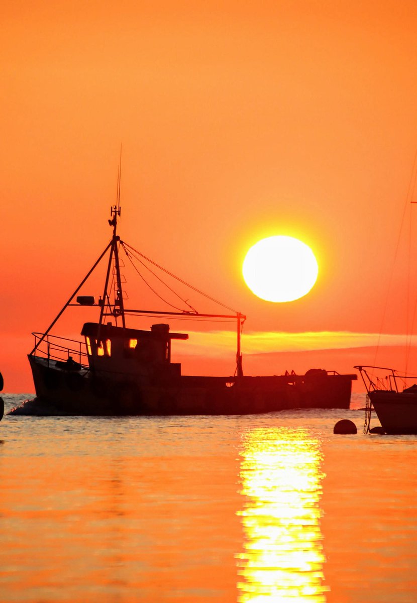 sscanlon07's tweet image. Early morning commuter "Susan Maria" #sunrise #sea ##boat #Wicklow #Ireland