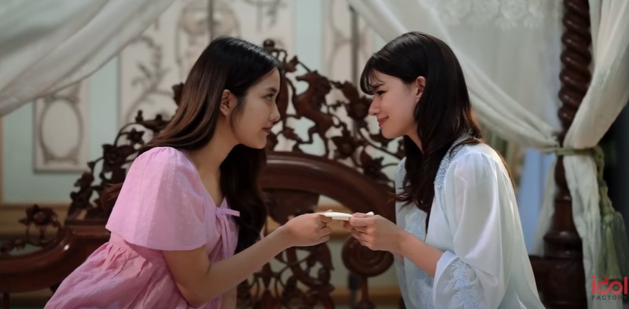 freenbecthreads's tweet image. Behind The Scene เบื้องหลังท้ายวัง EP.1 | The Loyal Pin ปิ่นภักดิ์
Turn on CC for English Subtitles
🔗: youtu.be/tCKeNH3rKsk?si…
THE LOYAL PIN REWATCH
#TLPRewatchEP1
#ฟรีนเบค #FreenBecky