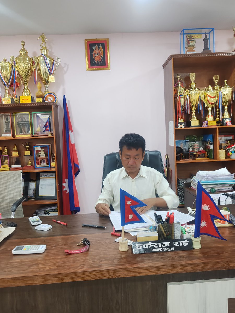hark_sampang's tweet image. विदेशी ऋण लिन नमान्ने, आफ्नै पौरखमा बाँच्नु र सरकार चलाउनु पर्छ भन्ने मूर्ख मेयर जस्ले सबै पार्टीका नेता कार्यकर्ता र जनप्रतिनिधिहरुलाई दु:ख दिइरहेकाछन् ! यस्तो मेयर चुनेर धराने जनताले सही गरे कि गलत ??? जनता बोल्न चाहन्छन् !