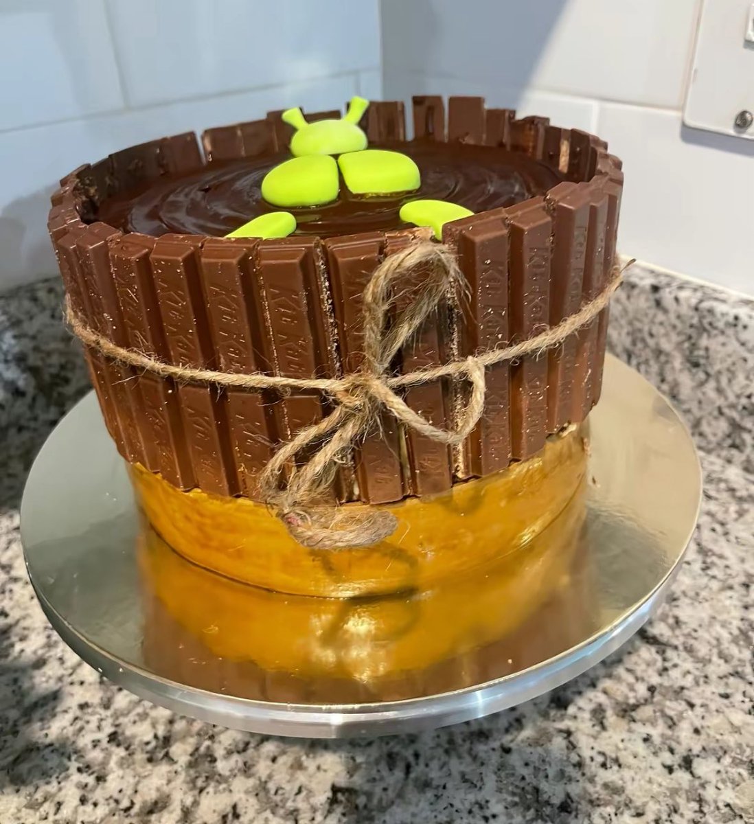 Raivov1's tweet image. 2 cakes in one pic