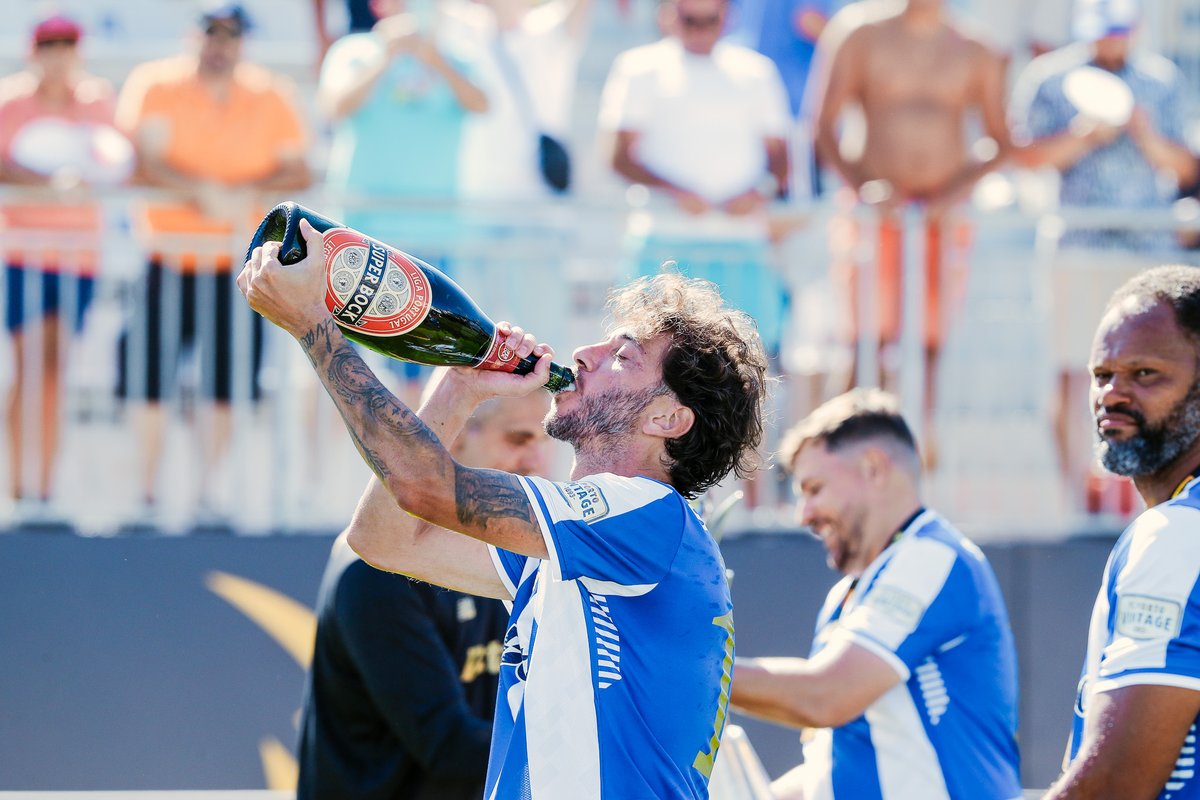 ligaportugal's tweet image. Um brinde ao Campeão 🏆🍻

#LPLegends