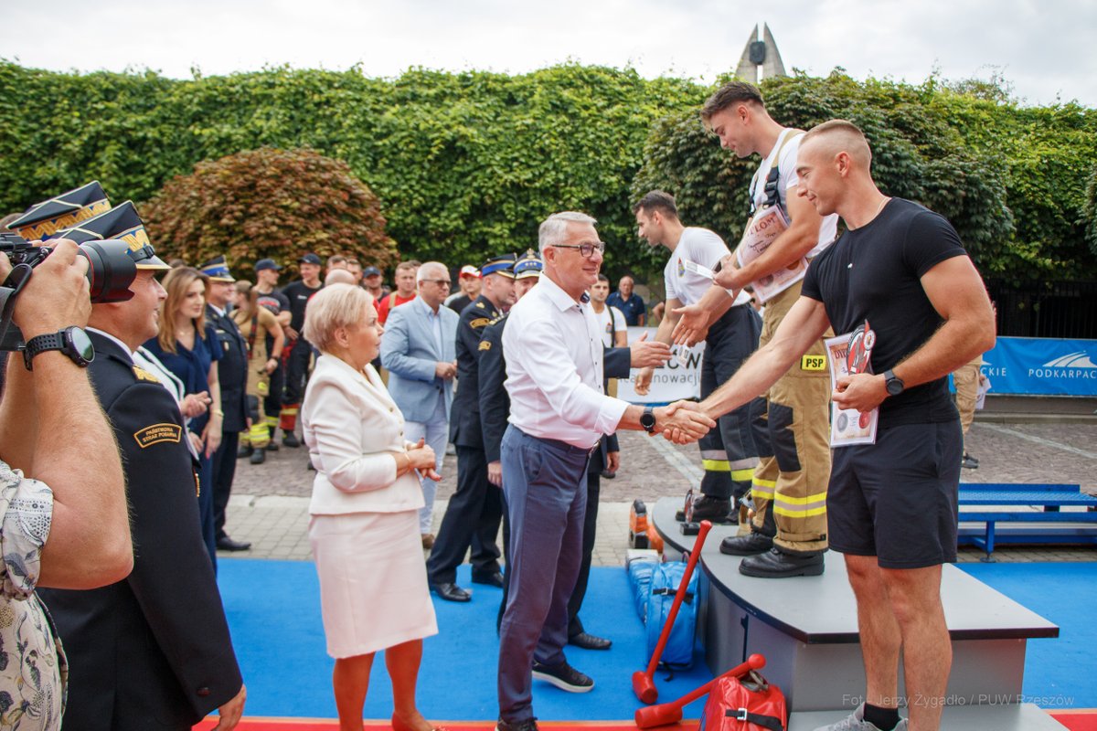 🔥XXXV Memoriał im. płk. poż. Andrzeja Bazanowskiego „Rzeszowski Najtwardszy Strażak” zakończony!

💪Za strażakami dwa intensywne dni rywalizacji.

Na zakończenie wręczono puchary, dyplomy i wyróżnienia – dla najlepszych w konkurencjach indywidualnych i drużynowych.

Gratulacje!