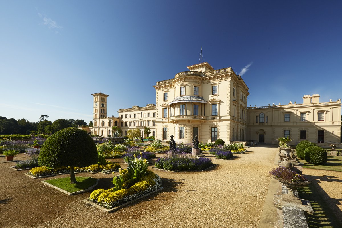 VisitIOW's tweet image. Osborne House 👸
When it comes to homes on the #IsleofWight, you won't find one more famous than @EHOsborneHouse. This island palace has seen royal weddings, romances and parties grace its rooms and gardens over the last 160 years.
ℹ️tinyurl.com/4hjjbpzc
#WeCantWaitToShowYou…
