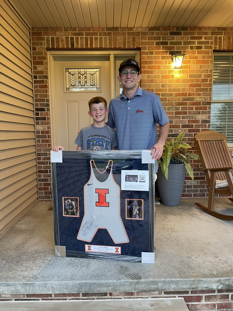 Imagine your Dad gets you a signed Singlet of Lucas Byrd THE 2025 NCAA 133lb Champion. Now Imagine Lucas Byrd delivers it. GREAT wrestler Great Man 🔸🔹🔸🔹<a href="/IlliniWrestling/">Illinois Wrestling</a> <a href="/lukebyrd106/">lucasbyrd</a> #Byrdisthewyrd