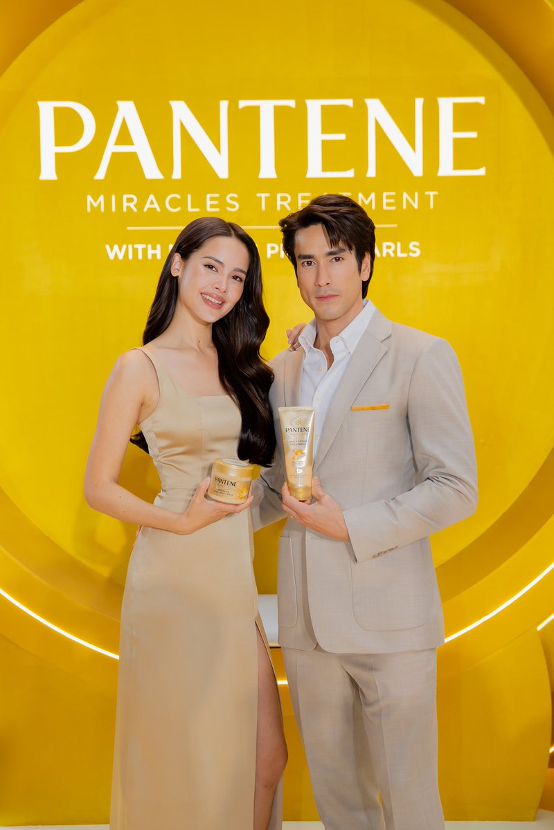 Update__today's tweet image. “ณเดชน์ – ญาญ่า” พาคนไทยสัมผัสปรากฏการณ์ “ปังฏิหารย์ผมสวย” ใหม่ ! PANTENE MIRACLES TREATMENT WITH MELTING PRO-V PEARLS
ครั้งแรกในไทยกับทรีทเม้นท์ไข่มุกโปร-วิตามิน ที่มองเห็นได้จริงด้วยตาเปล่า !

ชมสัมภาษณ์ youtu.be/Ip_B_87yDNo?si…

อ่าน facebook.com/share/p/1JSdmw…

@panteneth…