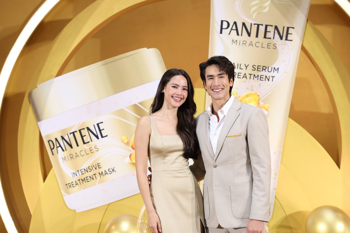 Update__today's tweet image. “ณเดชน์ – ญาญ่า” พาคนไทยสัมผัสปรากฏการณ์ “ปังฏิหารย์ผมสวย” ใหม่ ! PANTENE MIRACLES TREATMENT WITH MELTING PRO-V PEARLS
ครั้งแรกในไทยกับทรีทเม้นท์ไข่มุกโปร-วิตามิน ที่มองเห็นได้จริงด้วยตาเปล่า !

ชมสัมภาษณ์ youtu.be/Ip_B_87yDNo?si…

อ่าน facebook.com/share/p/1JSdmw…

@panteneth…