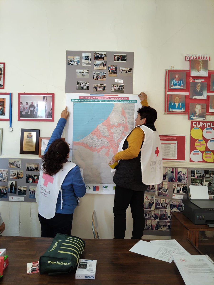 codigo_l4's tweet image. TALTAL 📻 Cuarta jornada de difusión.

Entrega de mapa de amenaza por remoción en masa a la Cruz Roja Filial #Taltal, en preparación del próximo simulacro a realizar en la comuna el 7 de agosto.

Comunidad informada y preparada 📢🚨

#Antofagasta #Mejillones #Tocopilla #Calama