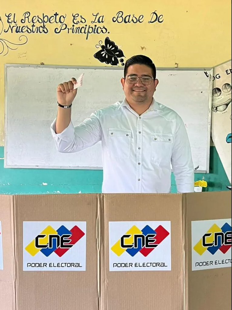 #OrienteDecide | El candidato del PSUV a la alcaldía del municipio Aguasay, en el estado Monagas, Rafael Sánchez Mérida, ejerció su derecho al sufragio en el liceo nacional Antonio Ciliberto Pérez.