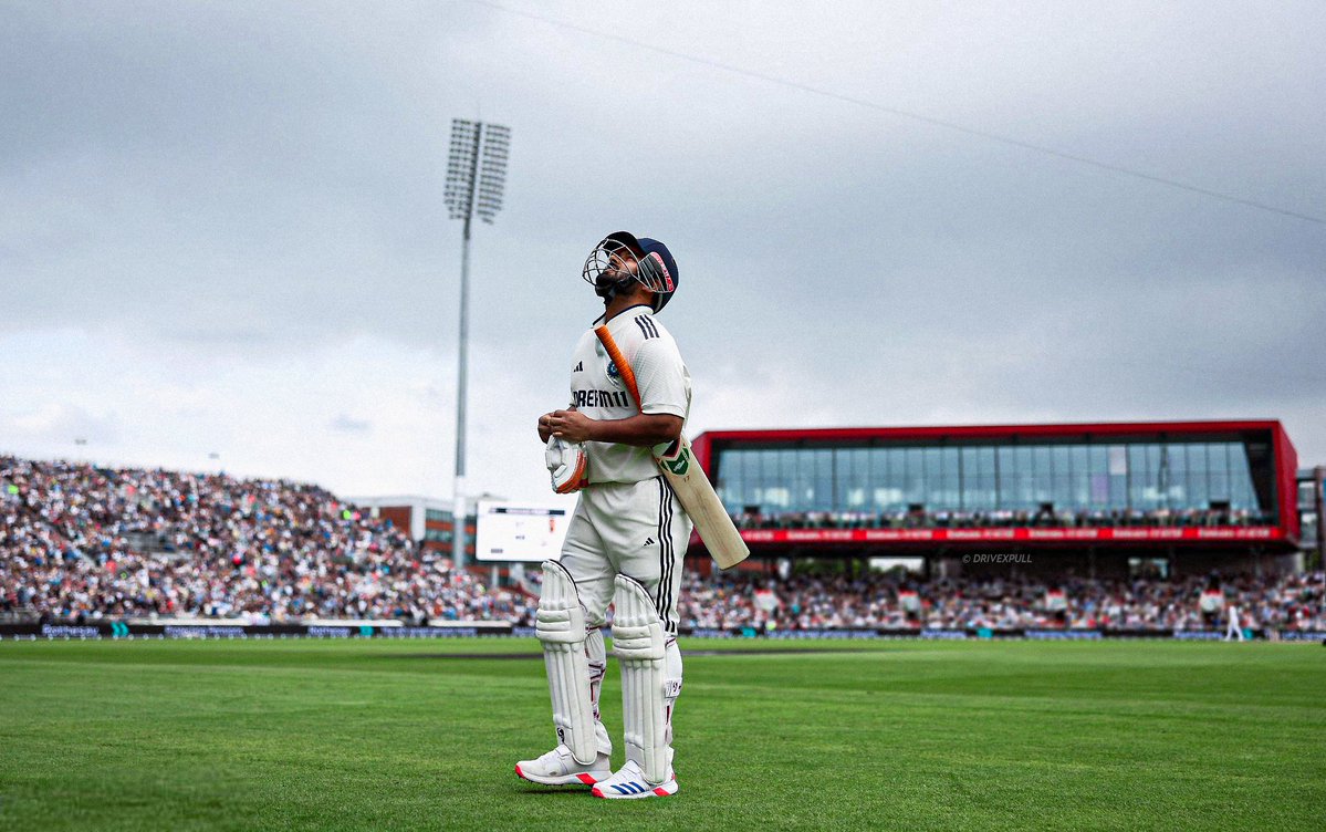 flamboypant's tweet image. Yeah many have played with injuries in the past
Many have played with a broken bone
But No one else would have said, "Team might need me in the second innings too" and refused plaster for 4 days like he did
For me this kind of dedication from Rishabh Pant will forever remain…