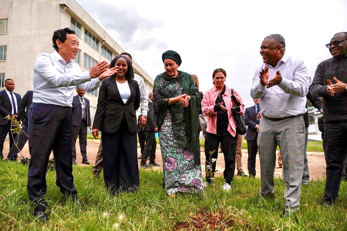 As #UNFSS2025 kicks off in Addis Ababa 🇪🇹, <a href="/FAODG/">FAO Director-General QU Dongyu</a> Qu Dongyu joined high level officials on a field visit to witness Ethiopia’s integrated efforts- from school nutrition, women led injera bakeries, to urban markets – for an equitable, sustainable &amp; healthy #FoodSystems.
<a href="/FAOAfrica/">FAO in Africa</a>