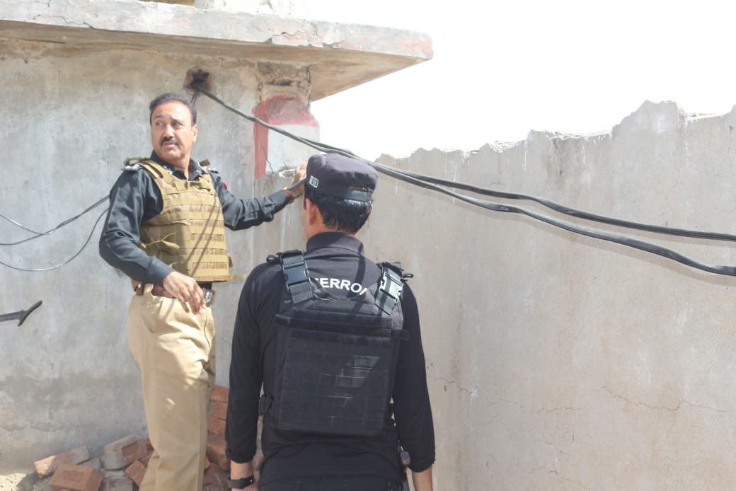 Alikhanyzai's tweet image. بنوں میں فتنہ خوارج کے خلاف آپریشن کی تیاری، پولیس مکمل الرٹ
بنوں کے مضافاتی علاقوں غوڑا بکہ خیل اور میریان میں خوارج کے عناصر کی موجودگی کی اطلاع پر پولیس اور سیکیورٹی ادارے حرکت میں آ گئے۔ ڈی آئی جی بنوں سجاد خان کی قیادت میں پولیس کی بھاری نفری فوری طور پر تھانہ میریان پہنچ…
