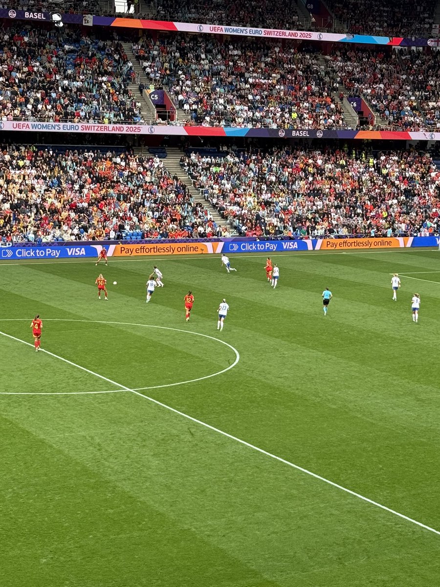 Was für eine Stimmung: Das Finalspiel der UEFA Women’s Euro 2025 hat begonnen! England trifft auf Spanien. 🏴󠁧󠁢󠁥󠁮󠁧󠁿🇪🇸 Ich freue mich auf einen Match zwischen den englischen Titelverteidigerinnen und den spanischen Weltmeisterinnen. ⚽️🏆

#weuro2025 #basel #summitoemotions #final