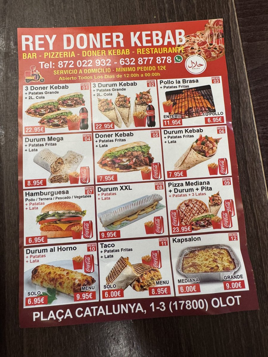 albertdmcat's tweet image. Obren un nou Kebab a #Olot. Ni rastre del català. I són uns quants negocis d’aquest tipus (gairebé tots) que menyspreen el català en la seva cartelleria exterior, en l’atenció al client i en els fulletons.
Cal que @Olotuit es posi les piles amb els drets lingüístics.