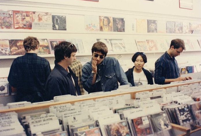 DlRTYSHlRT's tweet image. liam gallagher in san francisco, 1994