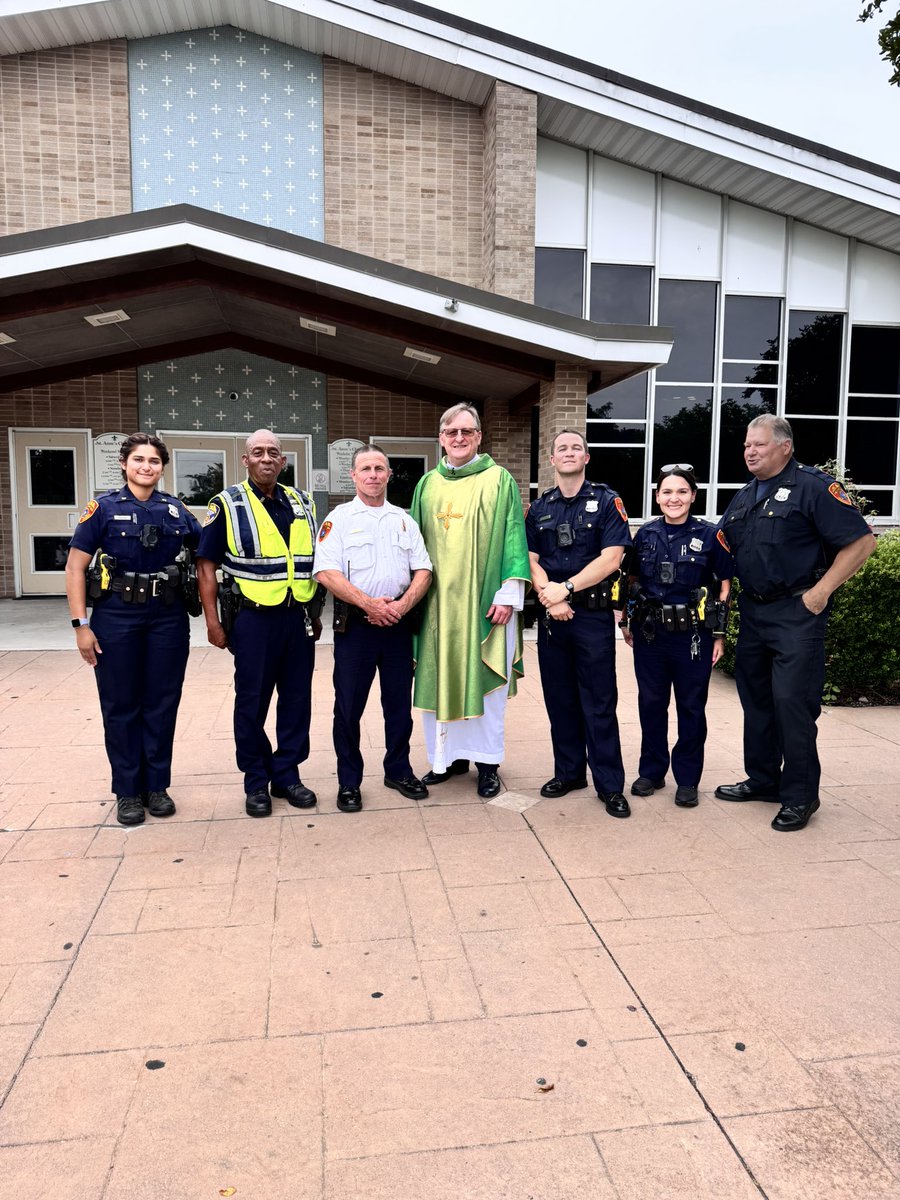 SCPD3rdPrecinct's tweet image. Thank you to St. Anne’s Catholic Church in Brentwood for having the 3rd Precinct for 9:00 AM Mass today, and allowing us to address the congregation.
