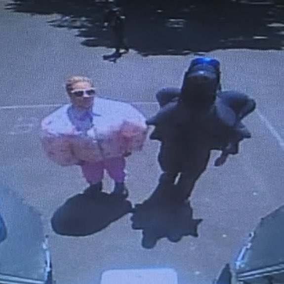 enelqfter's tweet photo. entonces esto veía el padre de catriel a la salida del colegio cuando le preguntaba si paco podia ir a la casa a comer fideos y tocar la batería https://t.co/fMtLZr9UPo