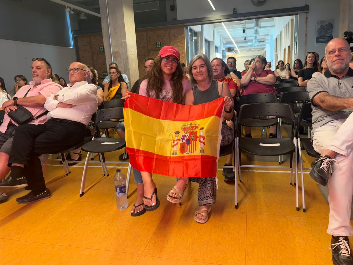 scgramenet's tweet image. ⚽ Santa Coloma amb la selecció espanyola de futbol femení 🇪🇦
@la_ciba ha obert les portes per projectar la final de l'Eurocopa femenina entre La Roja i Anglaterra
La colomenca, Laia Aleixandri, és titular a la final