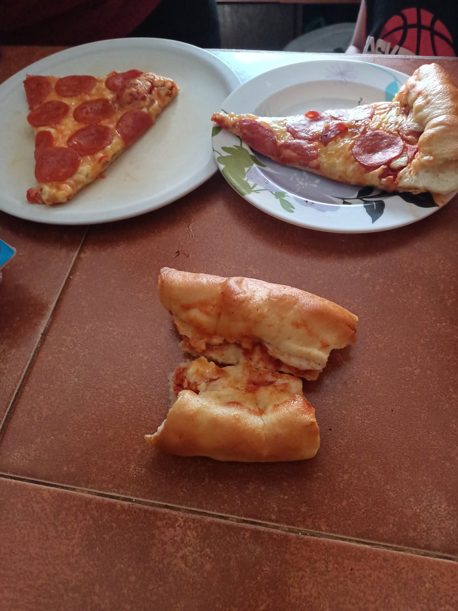 5zerotm's tweet image. Se notan las preferencias 🥹🐧
Los platos con pizza son de mis sobrinos y el que está en la barra sin plato es mío y para variar son puras orillas 💔
( Fue mi hermana)