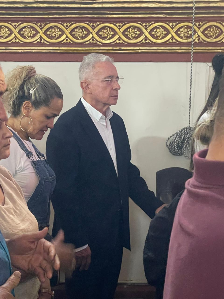 El expresidente Álvaro Uribe asistió a la misa de las 10:00 a.m. en la Iglesia de San José este 27 de julio, un día antes de que un juzgado de #Bogotá emita el sentido del fallo en el juicio en su contra.