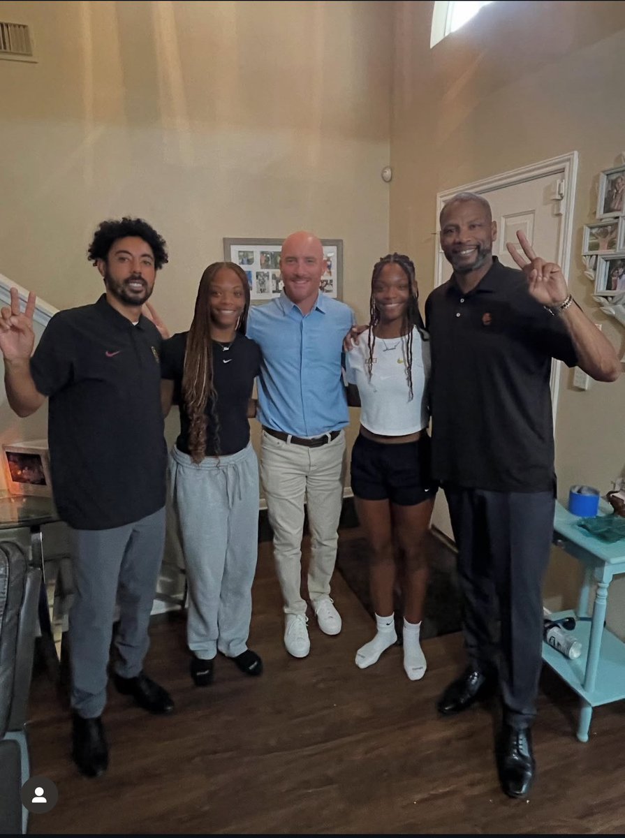 USC in the house with the Maxwell Twins on Sat. They came in full force and I’m glad to have one of my old training partners (Q. Watts) in the building! USC is tradition rich and Coach Goodman and SC has a strong roster of sprinters/Jumpers. Fight On ✌🏾

USC 🤝 #JLFlightCrew 🤝