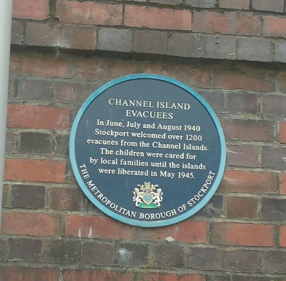 Guernseyevacuee's tweet image. In June 1940, child evacuees from #Guernsey began to arrive in #Cheshire #Lancashire and #Yorkshire  this plaque at #Stockport railway station commemorates their arrival #WW2 #evacuee #refugee