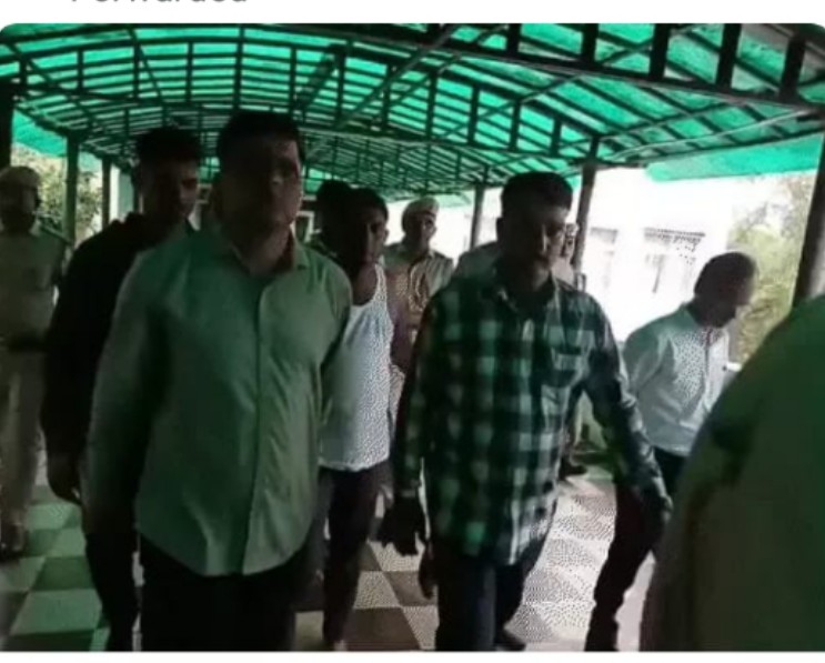 DharmSingh45897's tweet image. 8 महीने तक परिवार से दूर रहते हुए भी जो इंसान एक दिन अपने परिवार को नही दे सका ओर जन क्रांति लेकर सड़क पर निकला,बीच में यात्रा छोड़कर बच्चों को न्याय दिलाने गया , वो भला कैसे गलत हो सकता है ..
@NareshMeena__