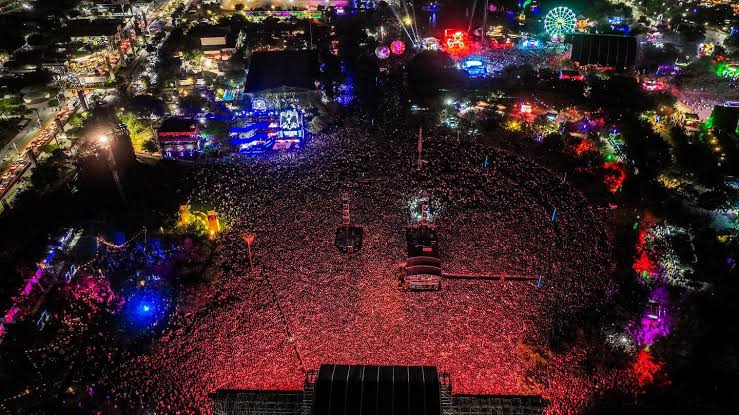 louiIith's tweet image. La primera es el público que tuvo en el primer festival en méxico y la segunda es del último festival en polonia. Abrió y cerró con broche de oro