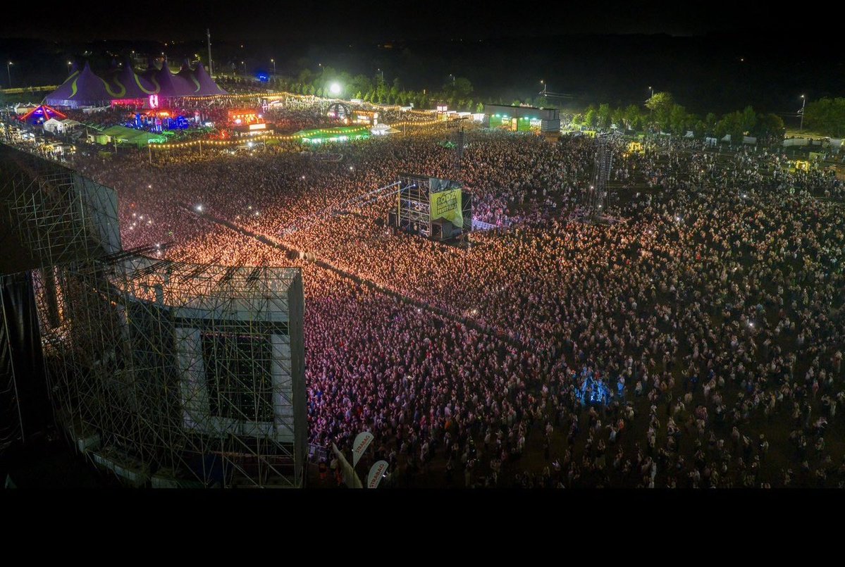 louiIith's tweet image. La primera es el público que tuvo en el primer festival en méxico y la segunda es del último festival en polonia. Abrió y cerró con broche de oro