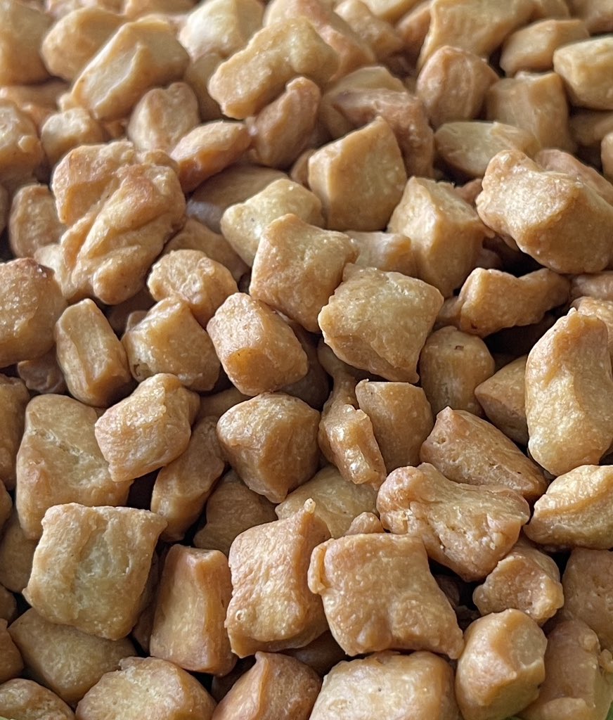 Pearlystah's tweet image. Another week to remind you I make the best chin-chin in Abuja.
A jar=3,500.