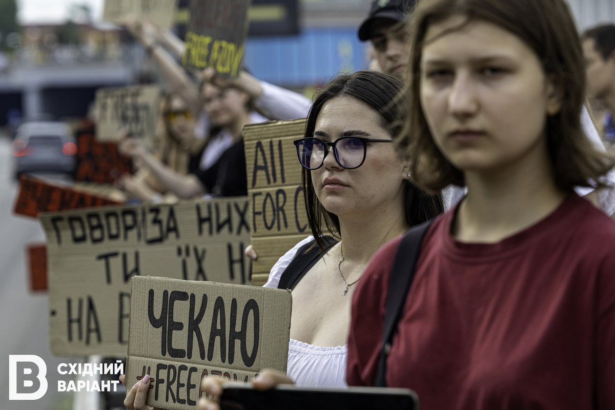 eastern_variant's tweet image. 💔 «Не мовчи! Полон вбиває»
Сьогодні у Києві родини полонених та загиблих захисників і захисниць, а також десятки небайдужих українців та українок о 17:00 вийшли на Набережне шосе.
На акції нагадали про військовополонених, а також вшанували пам’ять загиблих у російському…