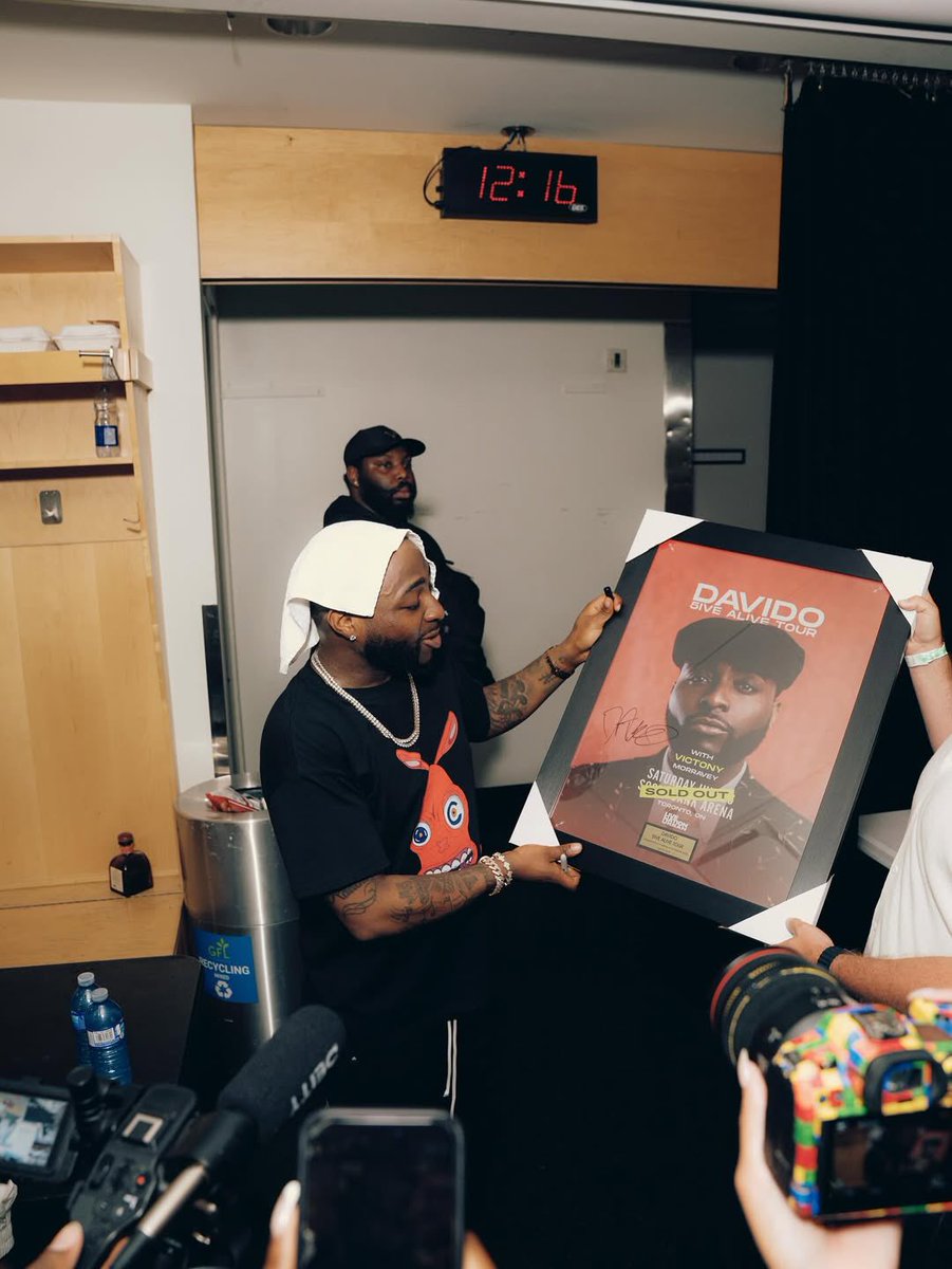 DAVIDO_STATS's tweet image. .@davido with his sold-out plaque for selling out the “Scotiabank Arena” yesterday’s night in Ontario 🇨🇦.