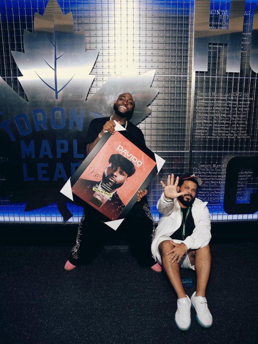 DAVIDO_STATS's tweet image. .@davido with his sold-out plaque for selling out the “Scotiabank Arena” yesterday’s night in Ontario 🇨🇦.