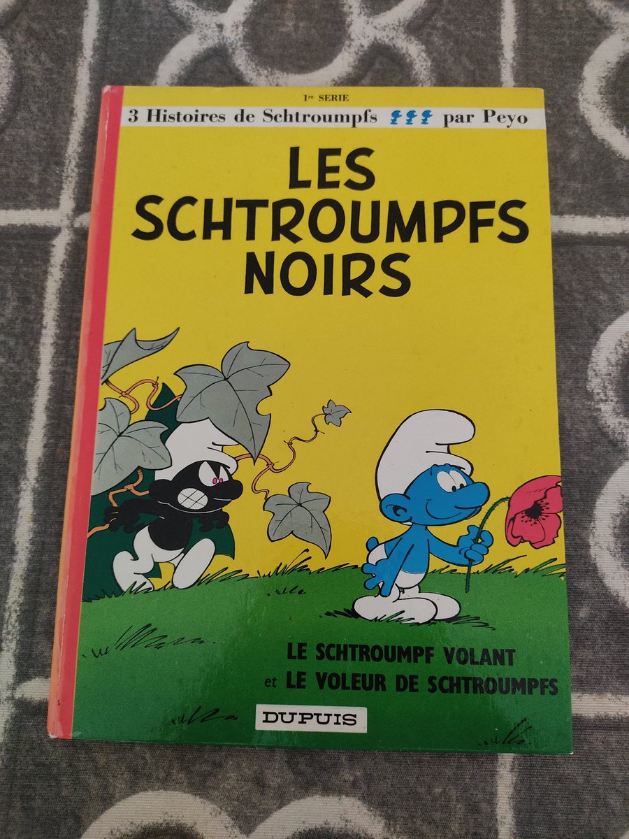 rackso2010's tweet image. A la pregunta "qué cómics te han regalado para el cumple?" la respuesta está en la foto. Mención especial al Back Issue dedicado a Crisis que está agotadísimo y a la tercera edición (1972) del "Les Schtroumpfs Noirs" de Dupuis, regalo de mi mujer y que no sé qué riñón le falta.