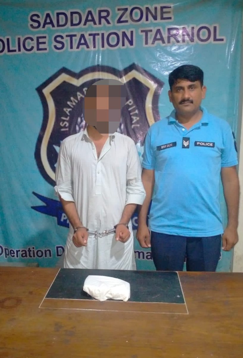 ICT_Police's tweet image. نشہ اب نہیں" تحریک کے تسلسل میں اسلام آباد پولیس کی منشیات فروشوں کے خلاف مؤثر کارروائیاں جاری۔
تھانہ ترنول پولیس ٹیم نے منشیات فروشی میں ملوث ملزم کو گرفتار کرکے قبضہ سے 1210 گرام چرس برآمد کر لی۔
#WeRIslamabadPolice #IslamabadPolice
#Nasha_Ab_Nahi
#نشہ_اب_نہیں