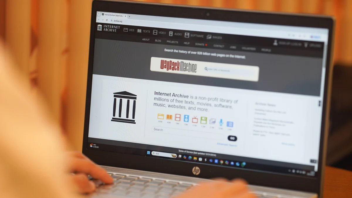 LevBarrington's tweet photo. The Internet Archive is now an official federal depository library, offering free online public access to government documents and helping make universal digital knowledge more attainable. https://t.co/rmD65AQ5dR https://t.co/o1YbXlcOEj