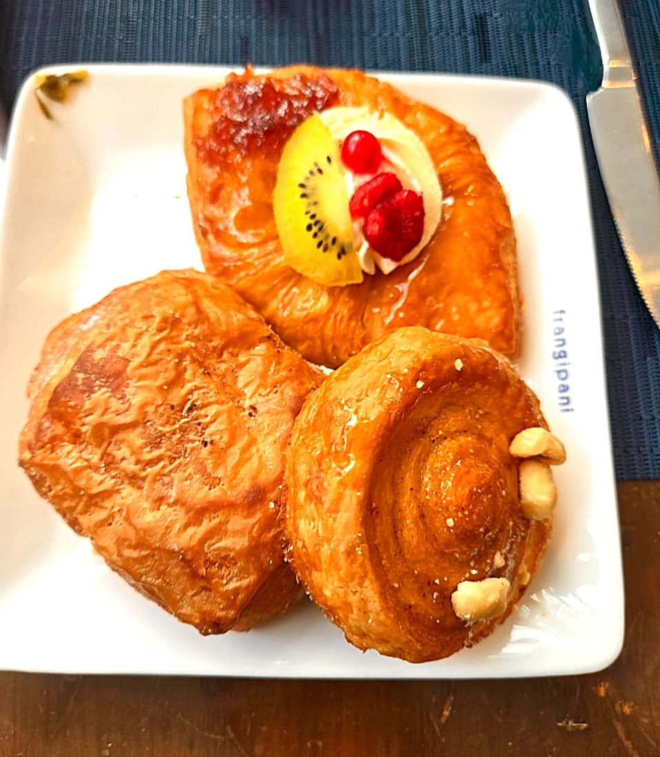 saurabhkoratkar's tweet image. Kouign- Amann, Croissant, Hamas, pita bread n all..