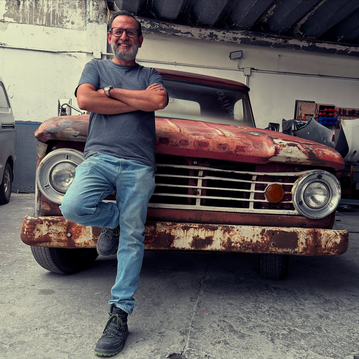 Quien diría que ahora revivo autos y camionetas.  Me compré una Dodge 67, como proyecto personal. Les iré contando.