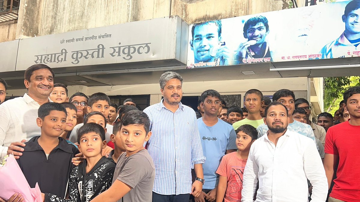 RRPSpeaks's tweet image. महाराष्ट्र राज्य कुस्तीगिर परिषदेच्या अध्यक्षपदी बिनविरोध निवड झाल्यानंतर वारजे येथील सह्याद्री कुस्ती संकुलाला भेट देऊन तेथील पैलवानांशी चर्चा केली. यावेळी पैलवानांनी सत्कार केला. कुस्तीगिर परिषदेचे नवनिर्वाचित सरचिटणीस विजय बराटे हेही यावेळी उपस्थित होते.