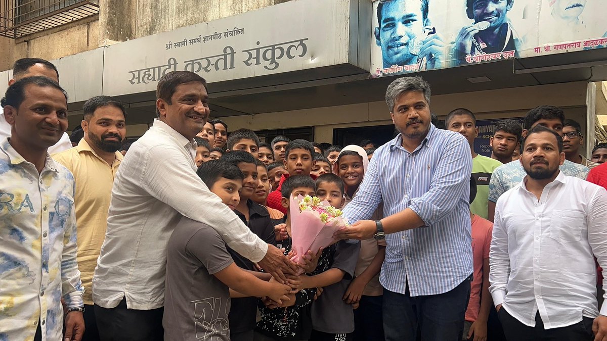 RRPSpeaks's tweet image. महाराष्ट्र राज्य कुस्तीगिर परिषदेच्या अध्यक्षपदी बिनविरोध निवड झाल्यानंतर वारजे येथील सह्याद्री कुस्ती संकुलाला भेट देऊन तेथील पैलवानांशी चर्चा केली. यावेळी पैलवानांनी सत्कार केला. कुस्तीगिर परिषदेचे नवनिर्वाचित सरचिटणीस विजय बराटे हेही यावेळी उपस्थित होते.