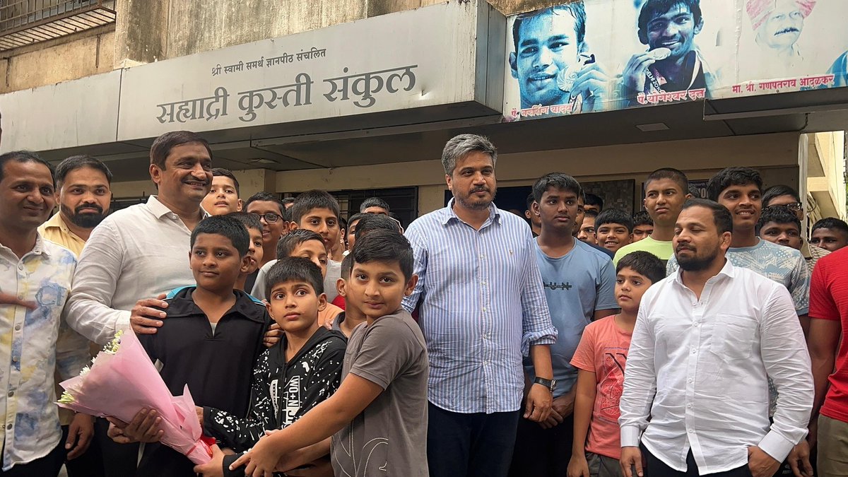 RRPSpeaks's tweet image. महाराष्ट्र राज्य कुस्तीगिर परिषदेच्या अध्यक्षपदी बिनविरोध निवड झाल्यानंतर वारजे येथील सह्याद्री कुस्ती संकुलाला भेट देऊन तेथील पैलवानांशी चर्चा केली. यावेळी पैलवानांनी सत्कार केला. कुस्तीगिर परिषदेचे नवनिर्वाचित सरचिटणीस विजय बराटे हेही यावेळी उपस्थित होते.