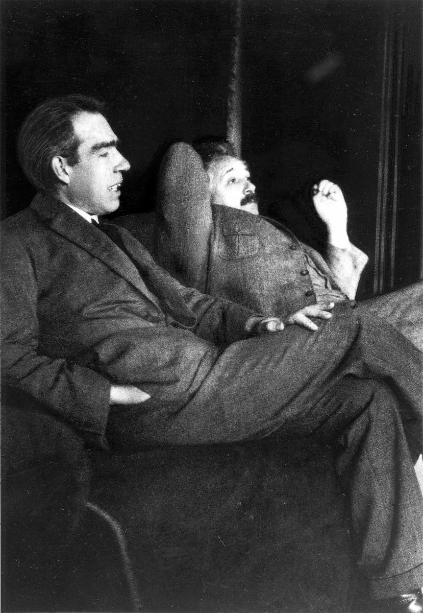 curious_ledger's tweet image. In 1925, two titans of physics—Albert Einstein and Niels Bohr—shared more than theories. They shared ideas that reshaped reality. Captured here in deep conversation, their debates over quantum mechanics would spark a scientific revolution.