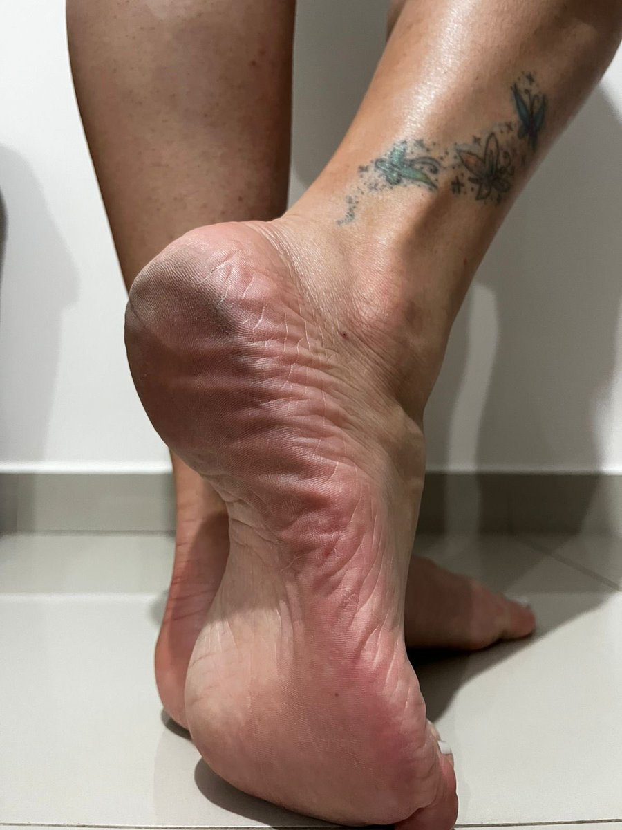 Sweettfeeettt's tweet photo. Do you prefer them dry?

#feetmodels #pes #pés #piedifemminili #feelovers #feetloversonly #sandals https://t.co/p42422YeAn