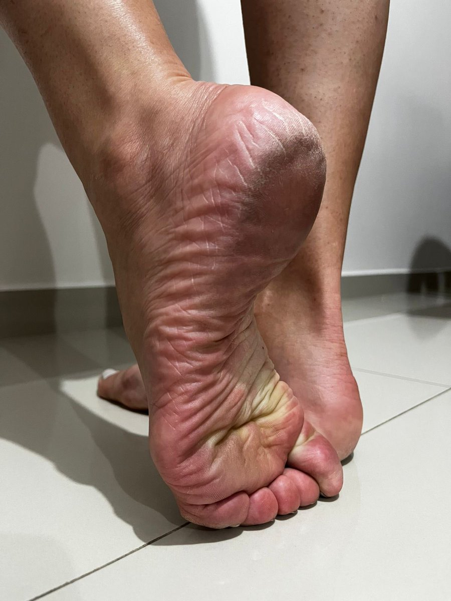Sweettfeeettt's tweet photo. Do you prefer them dry?

#feetmodels #pes #pés #piedifemminili #feelovers #feetloversonly #sandals https://t.co/p42422YeAn
