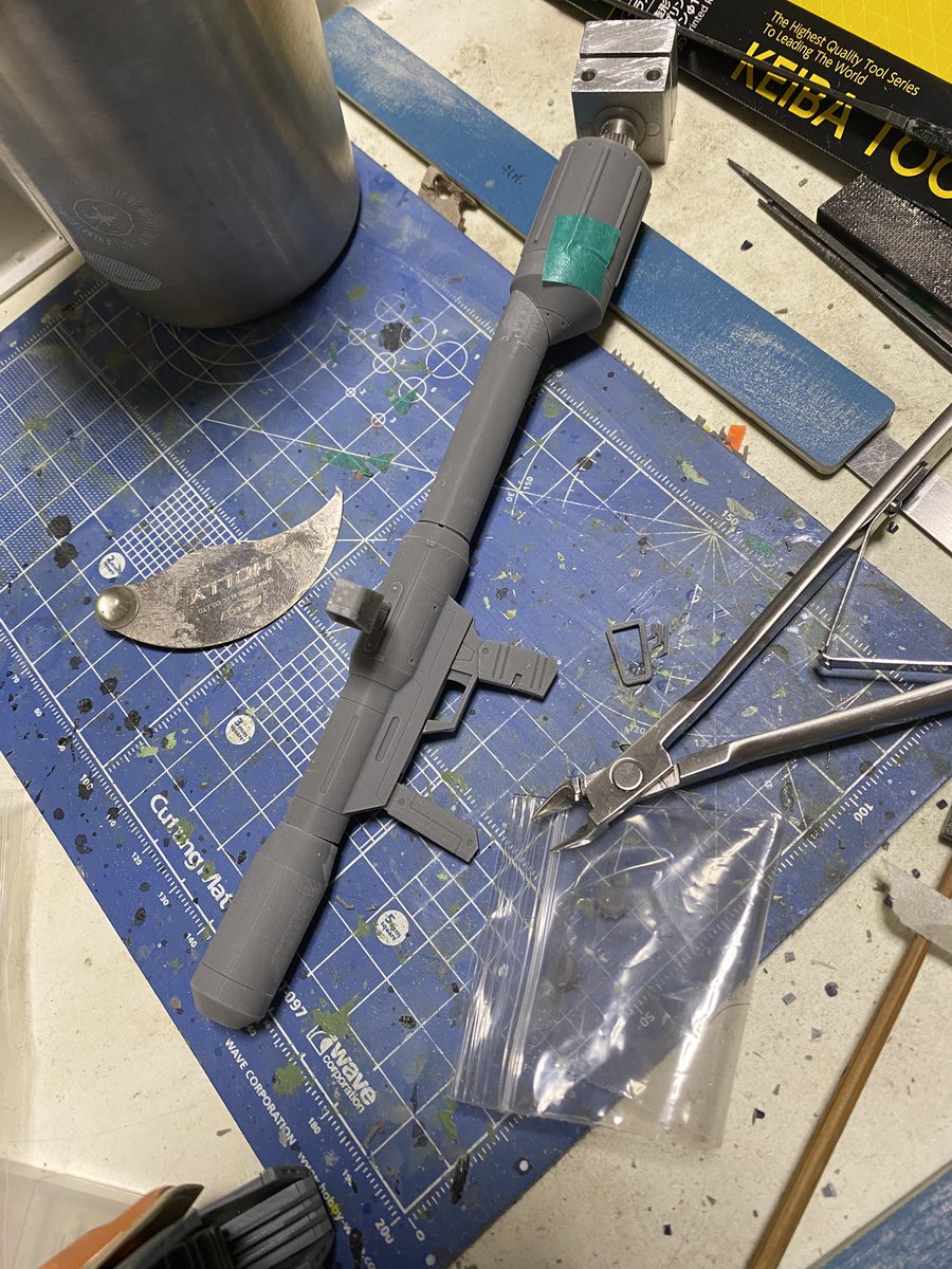 EMBsince1982's tweet image. 気を取り直してRed tailさんのソリッドシューターを仮組。
こちらはサポートも繊細で積層跡も目立たない良い出力。
ダボをうっかり切り飛ばしたけど、仕方ない。
出力品は品質を上げていくディーラーとアップデートせずに黎明期のクオリティのまま出し続けていくディーラーと二極化していくんだろうな
