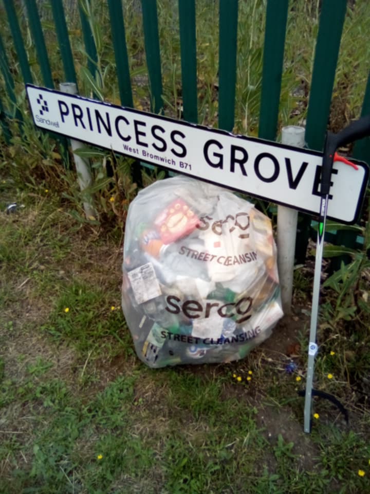 Big welcome to Gary, our newest recruit in #WestBromwich. Drizzle couldn't stop him today – he suited up &amp; cleaned The Grove + half of Walsall Rd (cemetery end!).Even got a "good on ya!" from an elderly man who used to do the same until ill health stopped him. #sandwell
