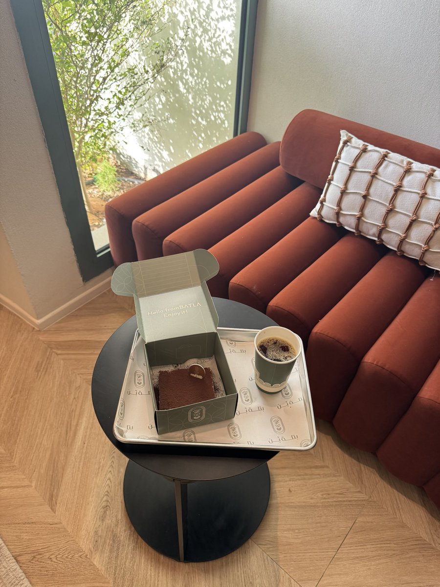 جديد شرق الرياض 😍🍃

كوفي بتله بن 🌿☕️
#بلوقر_نوف_حمد 
حي اليرموك 📍
كوفي بطابع ريفي الديزاين رهيب🤩
جربت عندهم v60, تراميسيو
يستحق التجربه 🤍

الموقع 

maps.app.goo.gl/9rGCjNCwk4yn9q…