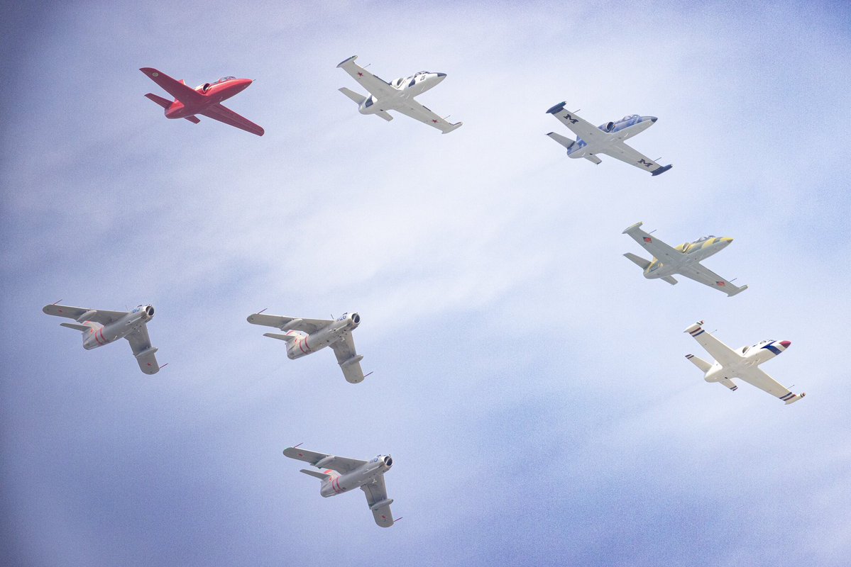 BlueBarronPhoto's tweet image. The pilot of the lead L-39 in this warbirds formation was rocking a winged helmet and block Ms under the wings at EAA Airventure