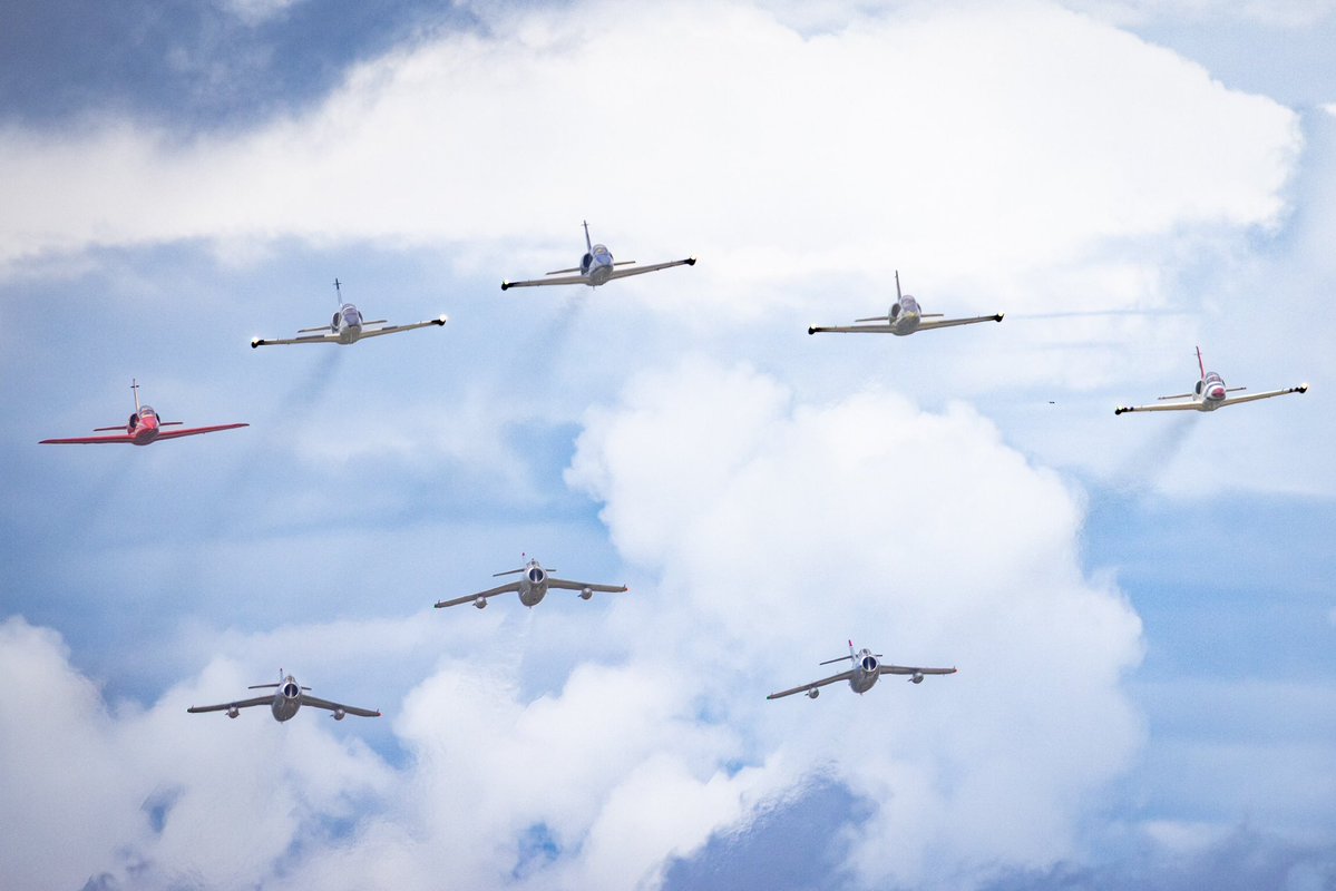 BlueBarronPhoto's tweet image. The pilot of the lead L-39 in this warbirds formation was rocking a winged helmet and block Ms under the wings at EAA Airventure
