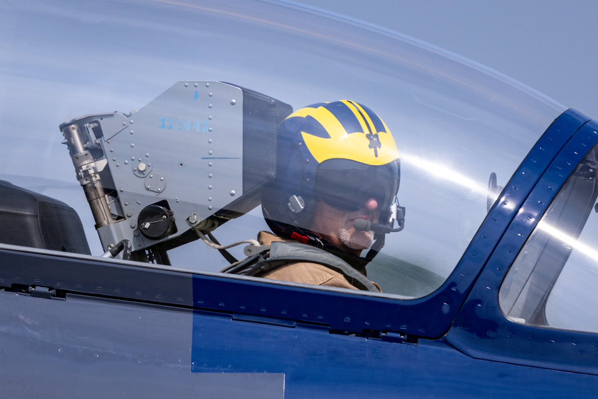 BlueBarronPhoto's tweet image. The pilot of the lead L-39 in this warbirds formation was rocking a winged helmet and block Ms under the wings at EAA Airventure
